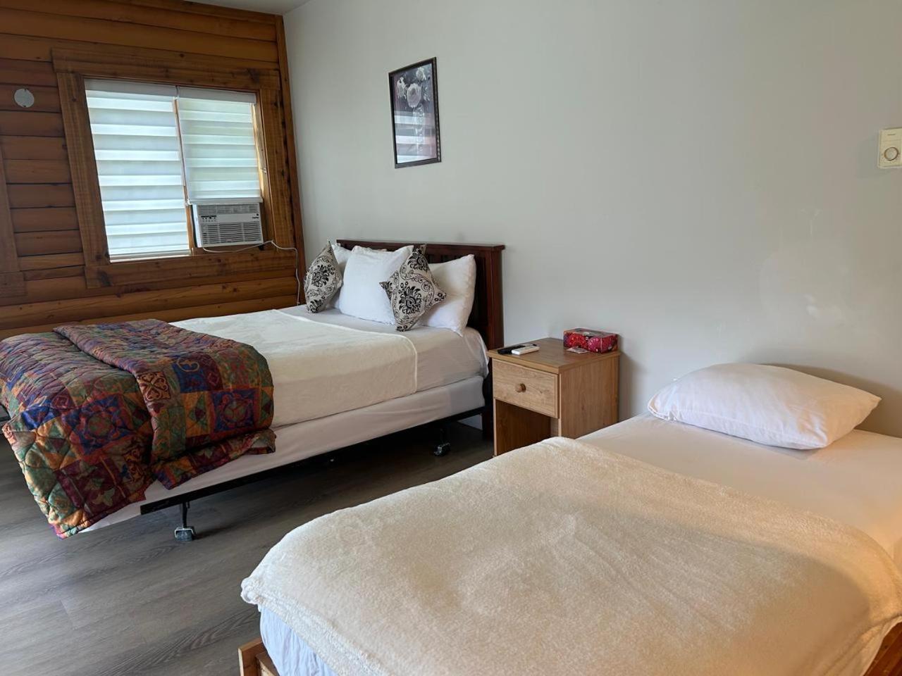 Jade Mountain Motel Chase Екстериор снимка