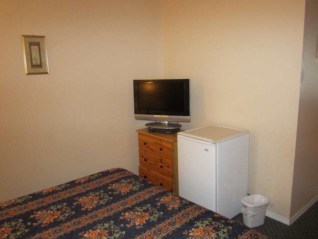 Jade Mountain Motel Chase Екстериор снимка