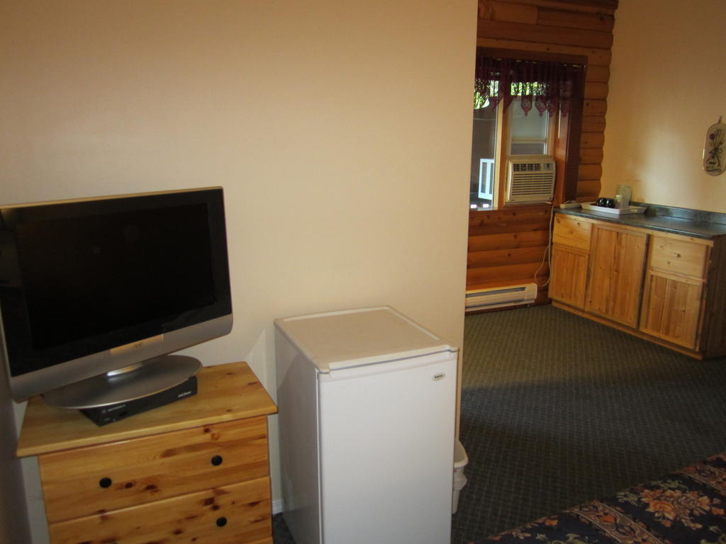 Jade Mountain Motel Chase Екстериор снимка